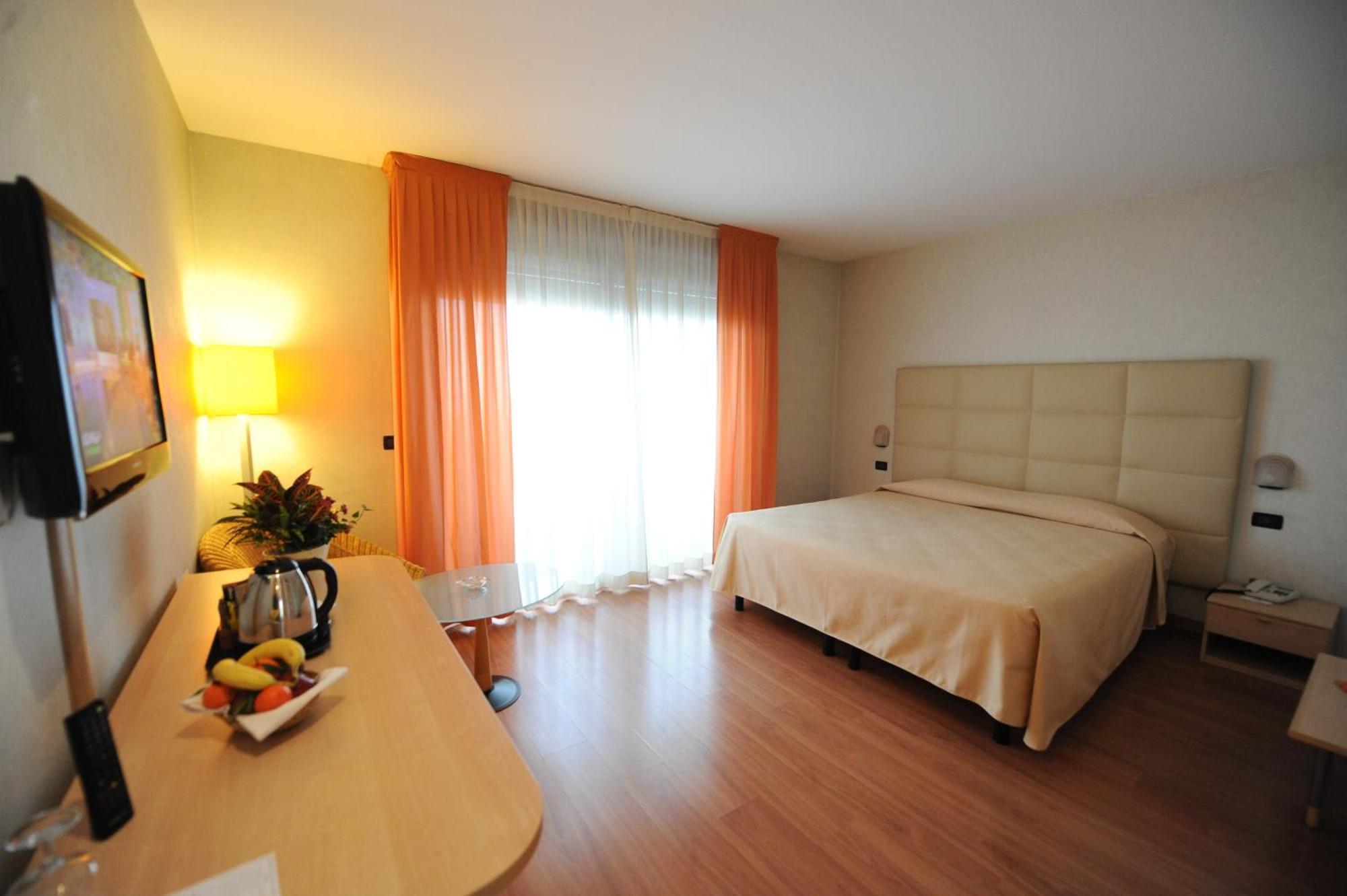 Hotel Donatello Imola Exteriör bild